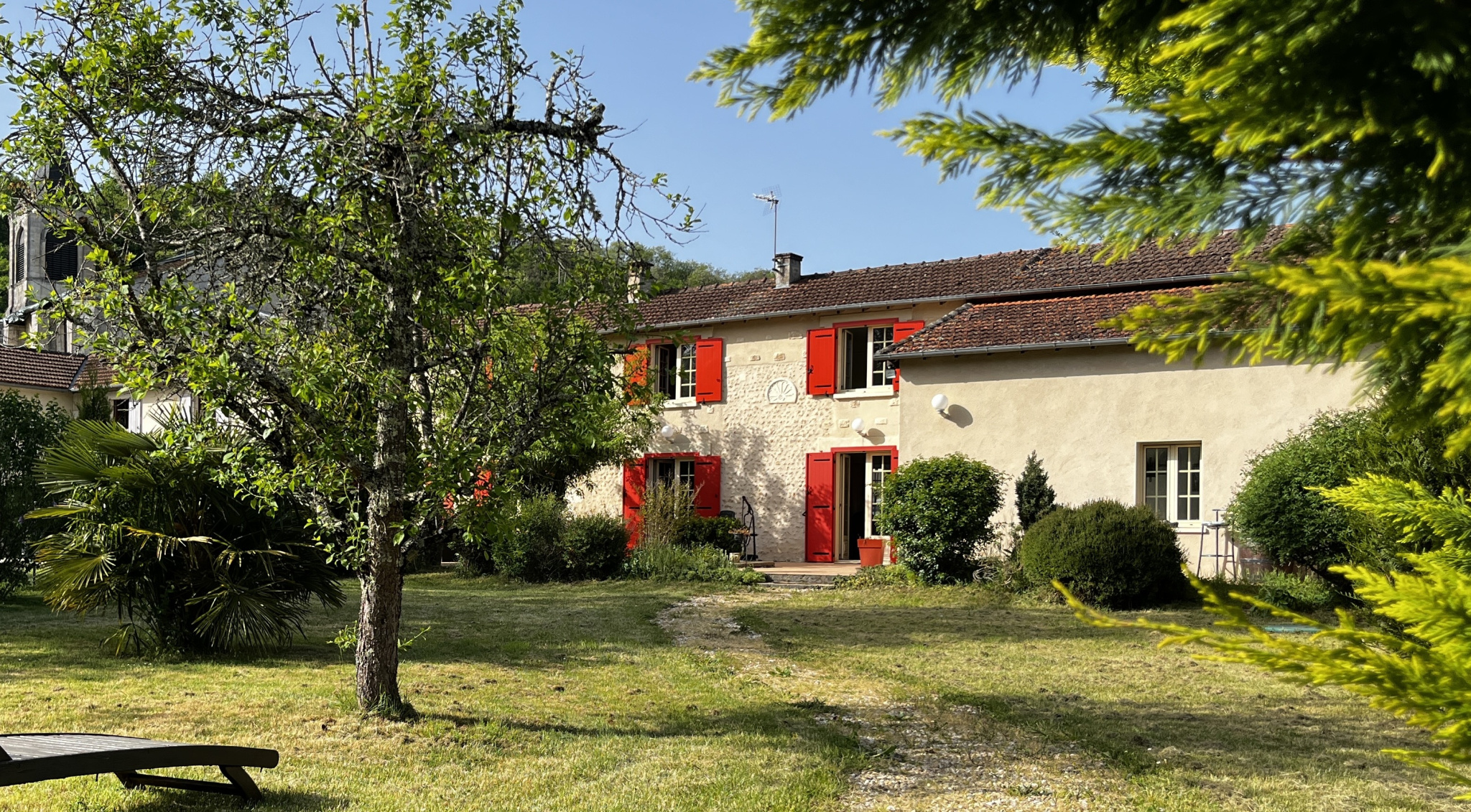 Charmante maison en pierre au coeur d'un village vivant